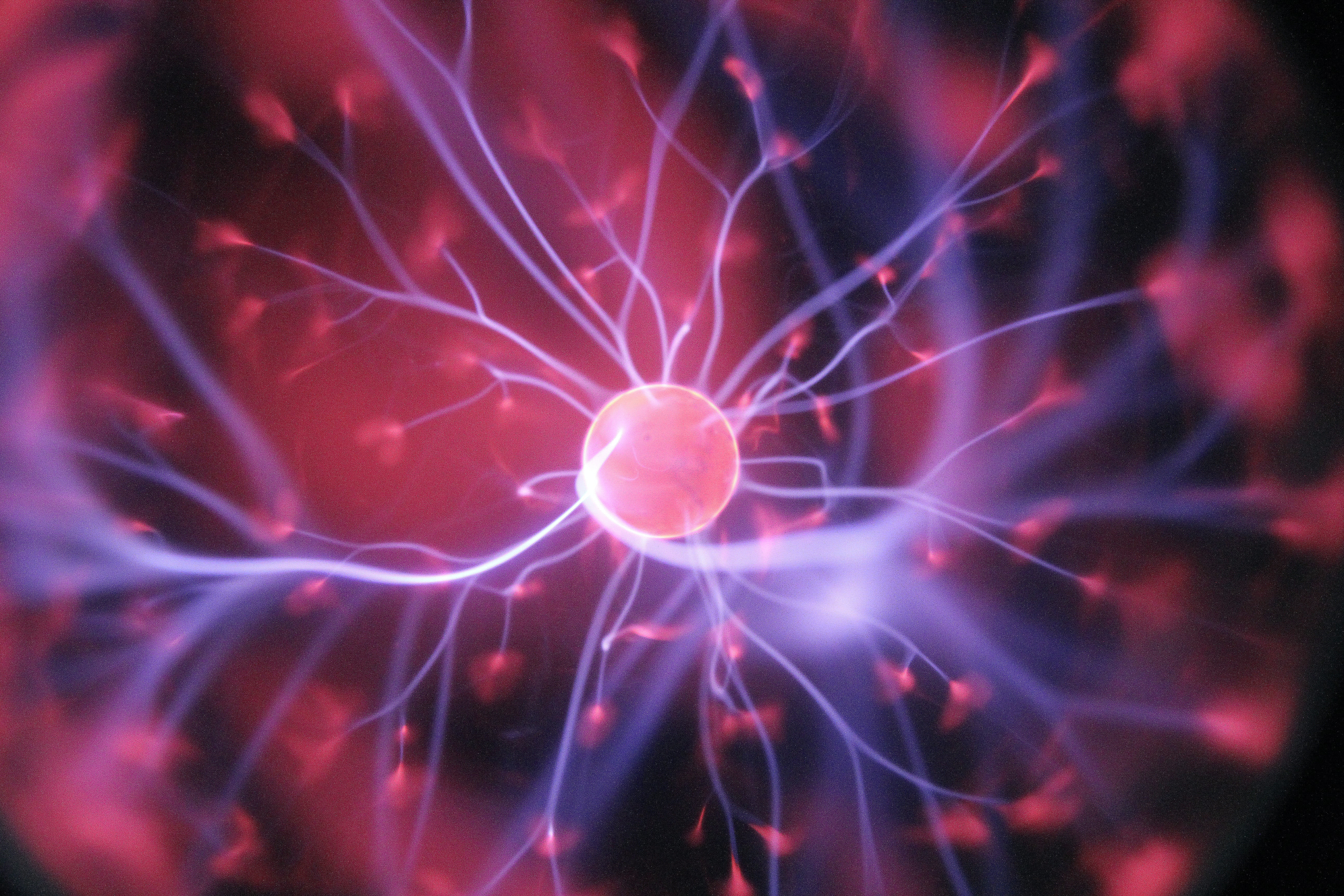 Lámpara de plasma con rayos azules y rojos que simulan neuronas